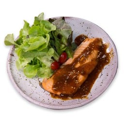 ปลาแซลมอนย่างราดซอสพริกไทยดำ