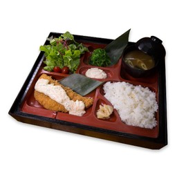 เบนโตะชุดปลาแซลมอนชุปแป้งทอดราสซอสทาทา