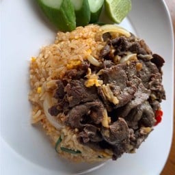ข้าวผัดน้ำพริกเผาตับกระเทียมกรอบ