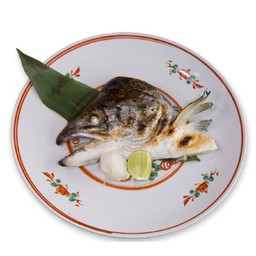 หัวปลาแซลมอนย่างเกลือ