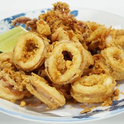 ปลาหมึกทอดกระเทียม
