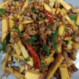 กระเพราหมูสับหน่อไม้(ราดข้าว)