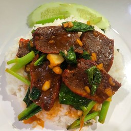 ข้าวราดคะน้าเนื้อเเดง