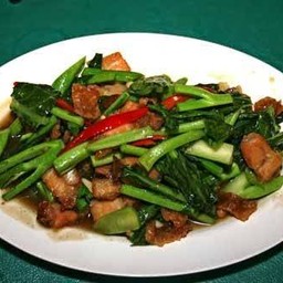 คะน้าหมูกรอบ