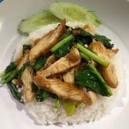 ข้าวราดคะน้าไก่กรอบ