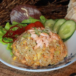 ข้าวผัดกระเทียมแซลมอน