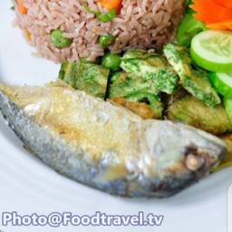 ข้าวคลุกน้ำพริกกะปิ+ปลาทูทอด+ผักลวกสด