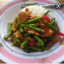 ผัดพริกเเกงถั่วหมูชิ้นราดข้าว