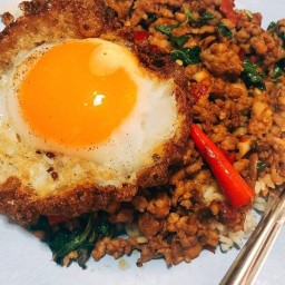 กระเพราโคตรแซ่บ แต่พริกน้ำปลาแซ่บกว่า