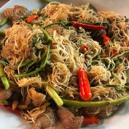 ผัดหมี่กระเฉดหมู