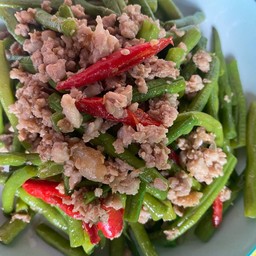 ถั่วฝากยาวผัดหมูสับหรือหมูชิ้น