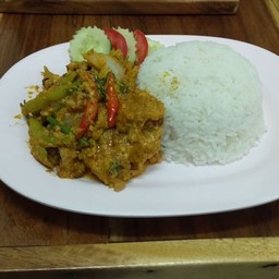 ข้าวราดผงกะหรี่ไก่