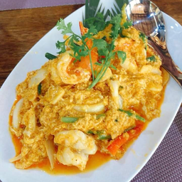 ทะเลผัดผงกะหรี่ Stir-fried curry powder with seafood