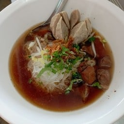 ก๋วยเตี๋ยวหมูตุ๋นจัมโบ้