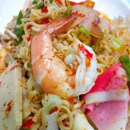 ยำมาม่ารวมมิตร(ใส่น้ำปลาร้า)