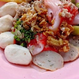 เส้นใหญ่เย็นตาโฟ พิเศษหมูแดงหมูกรอบ