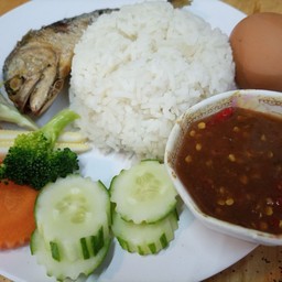 ข้าวสวย+ปลาทูทอด+น้ำพริกกะปิ+ไข่ต้ม+ผักสดผักลวก
