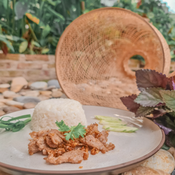 เนื้อกระเทียม ราดข้าว