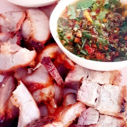 ข้าวหมูแดง  หมูกรอบ จิ้มแจ่ว  พิเศษ  แถม  น้ำซุปกระดูกหมู
