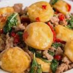 กะเพราเต้าหู้หมูสับราดข้าวสวย