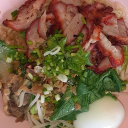 บะหมี่น้ำ หมูแดง หมูสับ + ลูกชิ่น  ต้มยำ พิเศษ