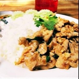 ข้าวไก่กระเทียมพริกไทยดำ