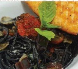 สปาเก็ตตี้เส้นดำเสิร์ฟกับปลาแซลมอนสเต็ก