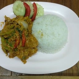 ข้าวราดผัดผงกะหรี่หมู