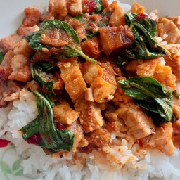 หมูกรอบผัดพริกแกงใบโระพา ราดข้าว
