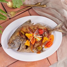 ปลาจาระเม็ดทอดสามรส