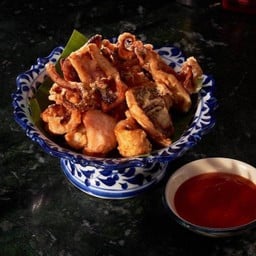 ปลาหมึกแดดเดียวเกาะช้างทอด Crispy calamari from Koh Chang