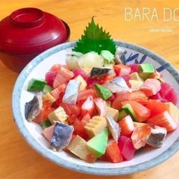 ข้าวหน้าปลาดิบรวมหั่นเต๋า