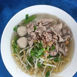 ก๋วยเตี๋ยวหมูลูกชิ้นน้ำใส