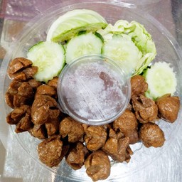 ลด 15% (ถาดยักษ์) ลูกชิ้นเอ็นเนื้ออย่างดีทอด พร้อมน้ำจิ้มแซ่บเว่อร์