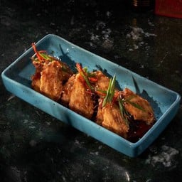 ปีกไก่ทอดราดซอสมะขาม Chicken Wing And Sweet Tamarind Sauce