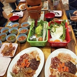 ก๋วยเตี๋ยว กระเพราถาด ตลาดไทย