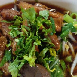 ก๋วยเตี๋ยวไก่ในโดม อาหารตามสั่ง ตลาดนัดลานสบาย