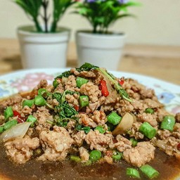 กระเพราไก่เป็นกับ