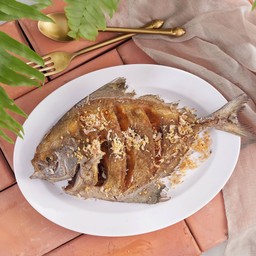 ปลาจาระเม็ดทอดกระเทียม