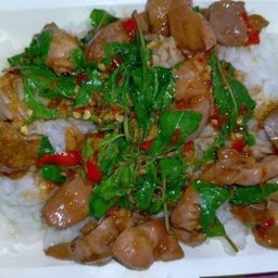 ข้าวผัดกะเพราเครื่องในไก่
