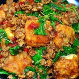 ข้าวกะเพราหมูสับใส่เต้าหู้ไข่