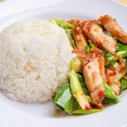 คะน้าหมูกรอบราดข้าว + ไข่ดาว