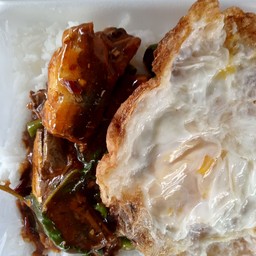 กะเพราปลากระป๋องไข่ดาว