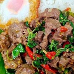 ข้าวราดกะเพราเนื้อชิ้น+ไข่ดาว