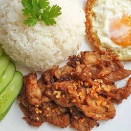 ข้าวเนื้อราดกระเทียม