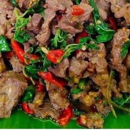 ข้าวราดกะเพราเนื้อชิ้น