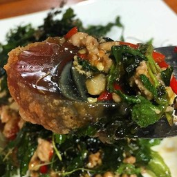 กระเพราหมูสับไข่เยี่ยวม้า(กับข้าว)