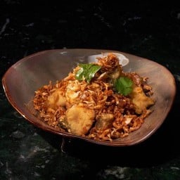 ปลากะพงทอดกระเทียมพริกไทย Crispy Sea-Bass With Crispy Garlic 
