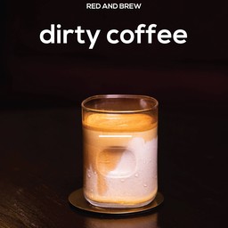 นมเย็นสูตรพิเศษของ Red and brew coffee หอมมันหวานกำลังดี เสิร์ฟคู่กับกาแฟคั่วเข้