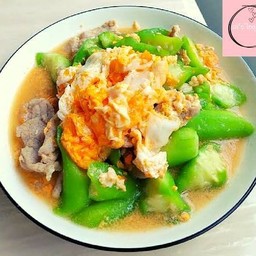 [อร่อยซ่ากับโค้ก] ผัดบวบใส่ไข่หมูสับ ราดข้าว +  โค้ก ไม่มีน้ำตาล (กระป๋อง)